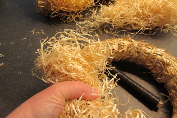 Wer Heuschnupfen hat nimmt besser Holzwolle, diese braucht man nach dem wickeln nur zurechtdrücken und muss nicht geschnitten werden.
